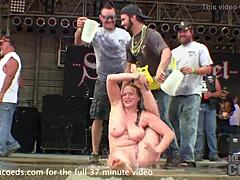巨乳摩托车手在公共场合脱下衣服参加湿衫比赛