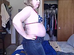 穿着性感内衣的胖女孩在网络摄像头上炫耀自己的身体