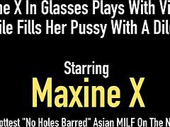 亚洲熟女Maxine X在浴室里享受一些玩具独奏游戏