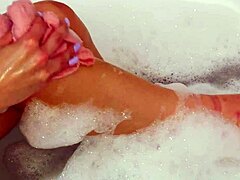 美丽的金发女郎在放松的浴缸中展示完美无瑕的体质