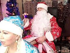 妻子跪着和圣诞老人女孩在超级真实的自制视频中